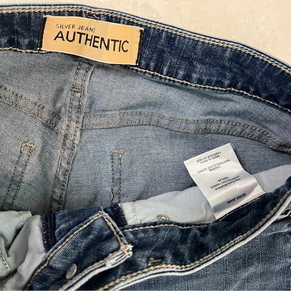 EUC Silver Jeans Curvy Mid Rise Distressed Boyfriend Jeans Size 4 - Picture 3 of 7